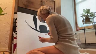 Blonde Pornstar neckt mit enger nasser Muschi und Solo-Anal-Spiel im Studio