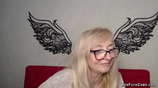 Nur eine blonde Frau mit Brille bei entspanntem Webcam-Chat