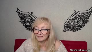 jen blondýna milf s brýlemi v casual webkameře chatu