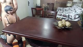 Jebanje vruće Latince u praznoj dnevnoj sobi španjolski amaterski stil