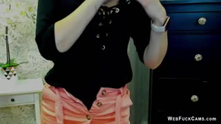 آماتور آلمانی بلوند MILF با عینک در وبکم با حرکات شیطنت‌آمیز تحریک می‌کند