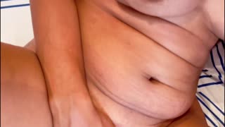 Milf Asiática Curvilínea Provoca com Boquete e Anal sem Camisinha