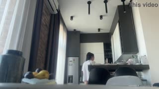 Hei, brunette seksi sihat buat kerja rumah tanpa seluar dalam