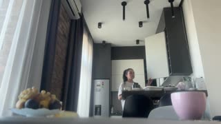 Hei, bruneta sexy și tonifiată face treburi casnice fără lenjerie intimă