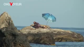 Aku ora percaya! Syuting pantai nude dadi seks hardcore mentah ing sangisore srengenge