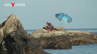 Non ci credo! Quel servizio fotografico sulla spiaggia nudista si è trasformato in sesso hardcore crudo sotto il sole