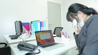 Kontorschef försöker locka personal till smutst lek, oops