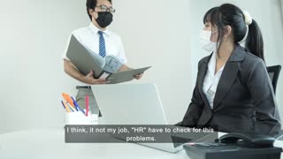 ऑफिस मॅनेजर मुलगी स्टाफला गैरकायदेशीर मजेत ओढण्याचा प्रयत्न करते, ओहो