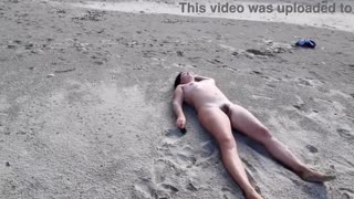 Orang Asing Ngepuk Nudis Rambut ing Pantai Umum