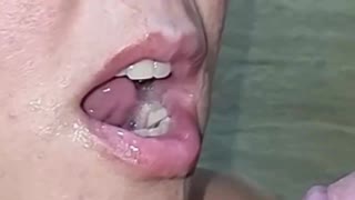 Olen niin ristiriitainen katsellessani Fernandoa täyttämässä vaimoni suun massiivisilla siemensuihkuilla, hän haluaa häntä taas!