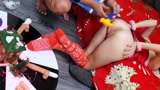 Hey, prøv dette vilde SEXperiment med XMas legetøj, petite 18+ pige!