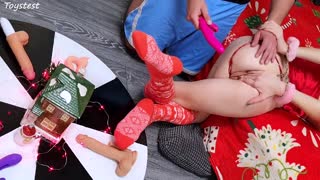 Hey, prøv dette vilde SEXperiment med XMas legetøj, petite 18+ pige!