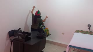 Mainit na Christmas kasama Latina Nurse Humahawak sa Sarili sa Trabaho