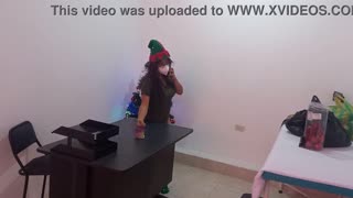 Panas Krismas dengan Jururawat Latina Menyentuh Diri di Tempat Kerja