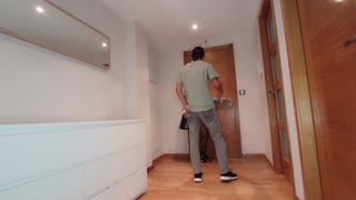 Har du nogensinde drømt om en kurvet brunette luder der banker på den forkerte dør?