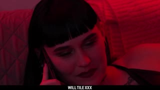 Goth GF Tiffany Nackle Domina BBC em Cavalgada Interracial Selvagem Conversando