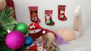 Sød jomfru rødhåret pige med perfekt krop. Efter julesangene nyder den unge 18+ pige sin første analsex. Stor røv og store bryster. Grinchx' store sorte pik kommer med varm sæd i hendes skede