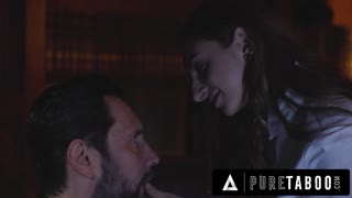 Zrela dilf v trdem grobem analnem seksu z požrešno deviško Penelope Kay v pisarniški resnični sceni