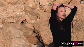 دختر نوجوان اوکراینی با سینه‌های بزرگ ۱۸+ میلای آزول یونیفرم سکسی‌اش را درمی‌آورد