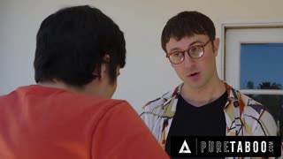 Tabu puro: inocente Laney Grey é levada a um trio selvagem