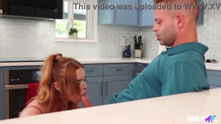 गॉर्जियस रेडहेड MILF जेसिका आरन पहिल्या स्टिमी सीनमध्ये शाईन करते