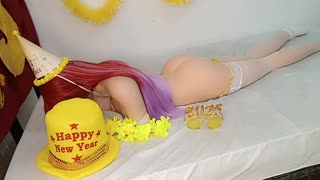 Juuri uuden vuoden maljan jälkeen tämä 18+ söpö tyttö sukeltaa ensimmäiseen intensiiviseen anaalikokemukseen
