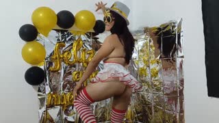 امرأة مثيرة ذات صدر كبير ترقص وتعرض لانجري جنسي في حفلة رأس السنة