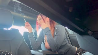 イタリアンMILFアルテミジア・ラブ、車で喫煙しながら大きな乳房を誇示。長いポニーテールがフェティッシュ魅力を追加！