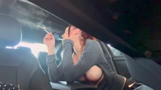 MILF Italiana Artemisia Love Ostenta Peitos Grandes Fumando no Carro. Rabo de Cavalo Longo Adiciona Charme Fetichista!