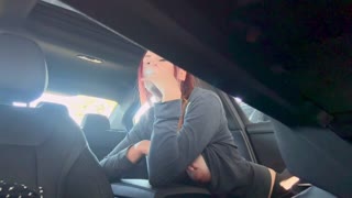 Italijanska MILF Artemisia Love razkazuje velike joške med kajenjem v avtu. Dolga repica doda fetiš čar!