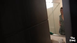 यह कर्वी मिल्फ ने रूममेट के साथ बेड शेयर करने का रिस्की मूव किया, और चीजें जल्दी हीट हुईं