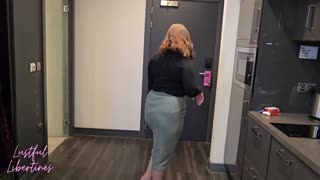 Wow, sharing a bed with a seductive mature lady gets steamy! 🔥