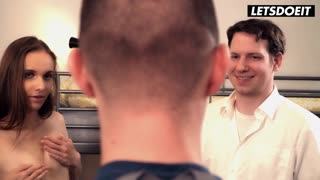 Jessica Portman Transa com Outro Cara Enquanto Namorado Corno Assiste - Horny Hostel