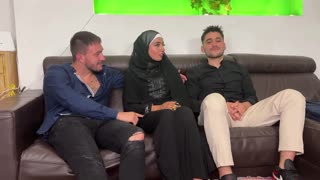 Prima Penetrare Dublă pentru Aaliyah Yasin într-un Threesome Sălbatic cu Hijab și Acțiune Hardcore