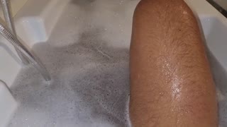 دختر آماتور هنگام جاسوسی به هم‌اتاقی در حمام گیر افتاد!