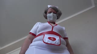 Reife Krankenschwester neckt mit saftigen Muschi-Reibungen in ASMR-Sexstimme