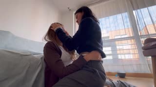 Я жажду свою запретную любовь, заманивая ее в дом для дикого пиршества