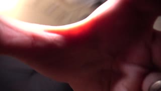 در لحظه‌های خصوصی، مومو زوزه می‌زنه "من پوپو هستم"، می‌خوام سکسی باشم، و بوسه می‌زنه، خودش پرطمع، می‌گه "هر لمس روی کس آبدار و نوک سینه‌هات عالیه"