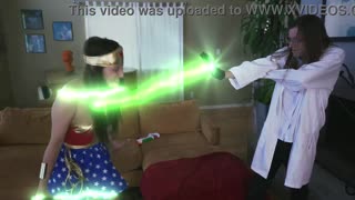 Aubree Valentine som Wonder Woman i spännande cosplay-äventyr