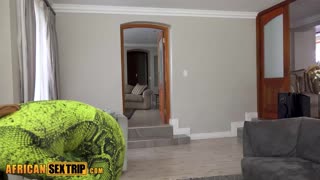 Vau! Velike joške nubijska učiteljica se sleče za poželenega belega študenta!