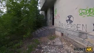 HUNT4K. ロシアのブロネットが見知らぬ男と公衆アナルでスリルを味わう