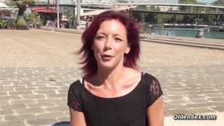 ریڈ ہیڈ ایمچر عورت لینگری میں چھٹی پر آرام کرتی ہے