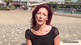 Donna amatoriale rossa in lingerie si rilassa in vacanza