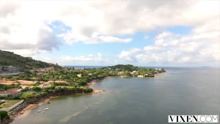 विक्सन स्टार्स इरा क्वीन आणि इमा कार्टर, बस्टि ब्लाँड डान्सर्स, एका भाग्यवान लंडाला शेअर करतात