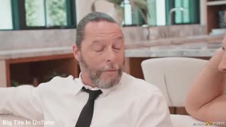 Хеј, гледај ово: Капри Кавани и Реган Фокс деле пожудну супругу у дивљем тројцу!