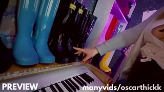 Hei, haluatko hiipiä kiellettyyn saappahuoneeseen?