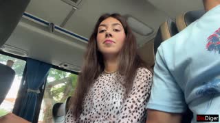 Preprosto bliskam svoj kurac na polnem avtobusu. Neznanka mi pomaga končati z roko!