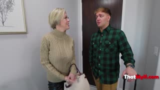 Μεγαλόστηθη MILF Dee Williams Έντονο Κρεβατογάμησι σε Ταξίδι Μεγάλα Βυζιά