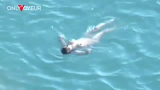 Пляжный вуайер. Горячая девчонка с большими натуральными сиськами делает минет на общественном пляже 💦