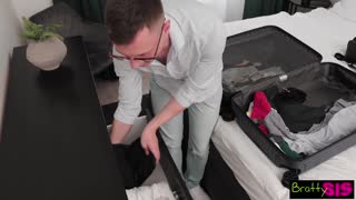 Чешката брюнетка Оливия Спаркъл жадува голям пич на ваканция за интензивно удоволствие с крем пай